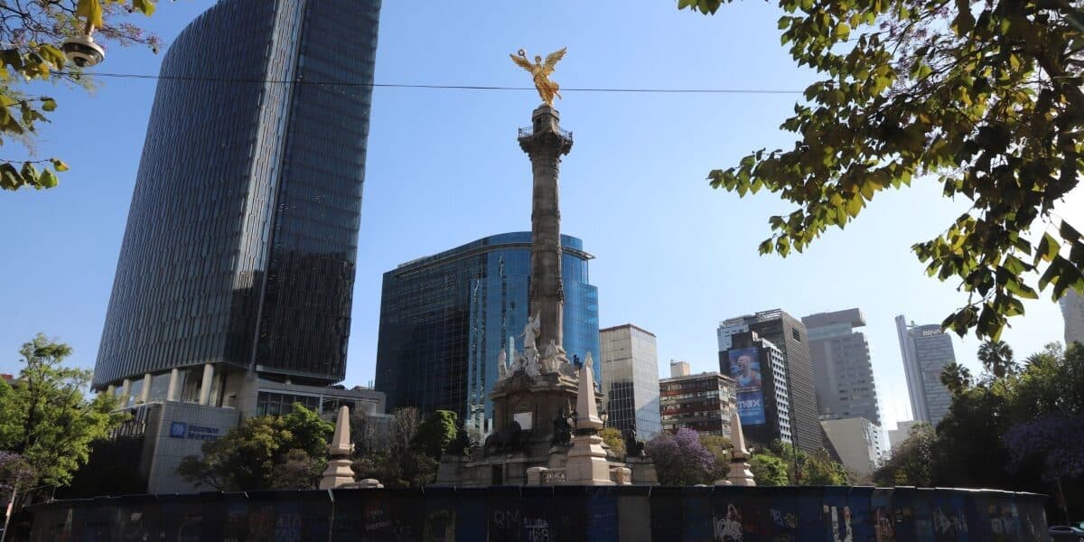 Previa a marcha por 8M en CDMX, ponen vallas en monumentos