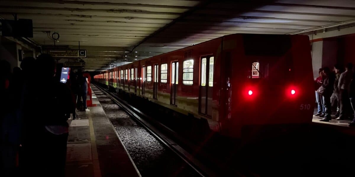 Línea 9 del Metro de CDMX se queda a oscuras; ¿por qué no hay luz?