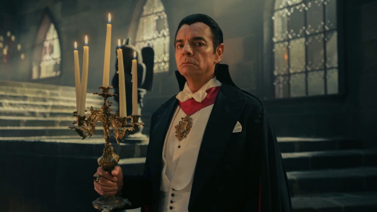 Eugenio Derbez revive la historia oculta de Drácula en español, en Y llegaron de noche
