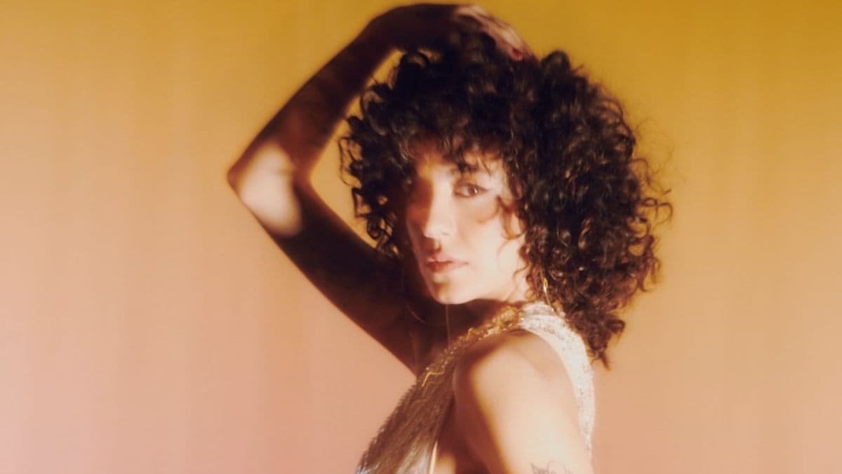 Renee lanza su álbum ‘R’ y anuncia gira Rockstar Tour 2025