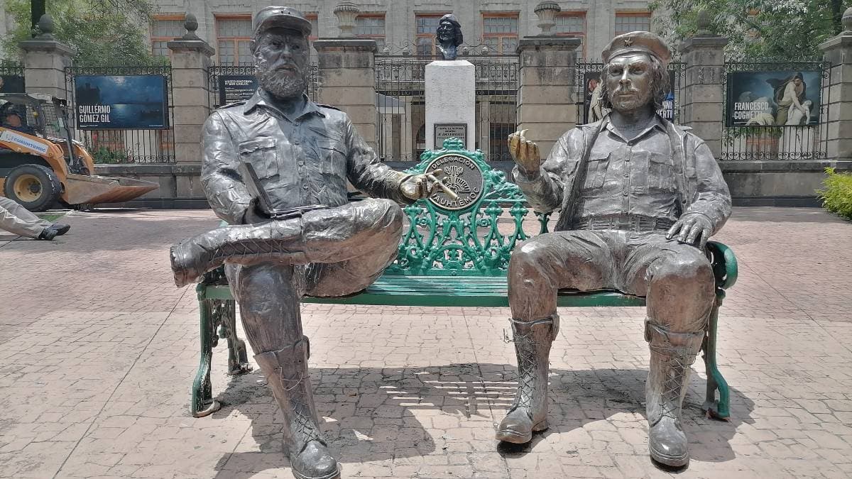 Estatua de Fidel Castro y el Che Guevara