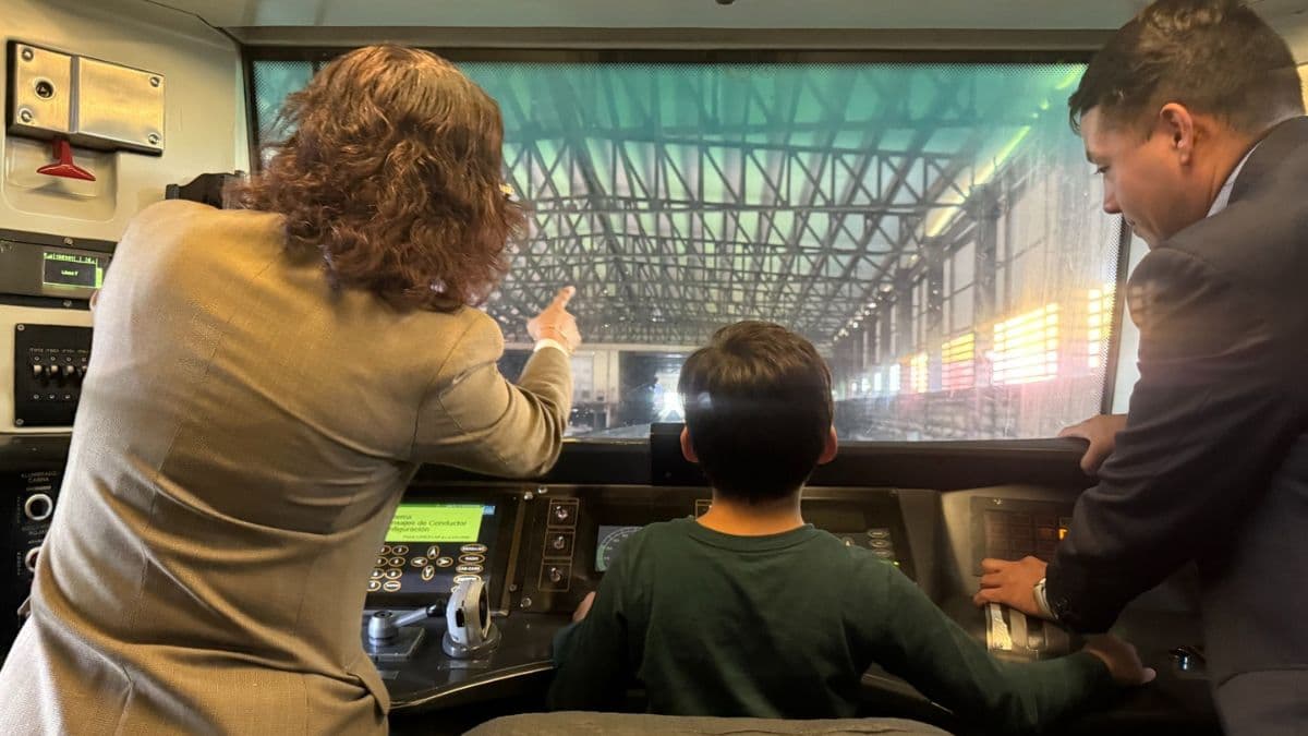 Metro CDMX: Niño viaja en la cabina de tren en línea 7.
