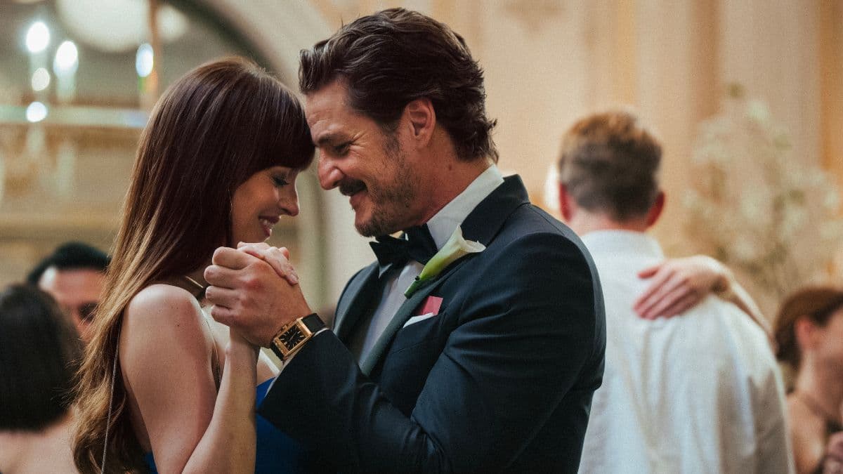 Dakota Johnson y Pedro Pascal bailando en una escena de Amores Materialistas.