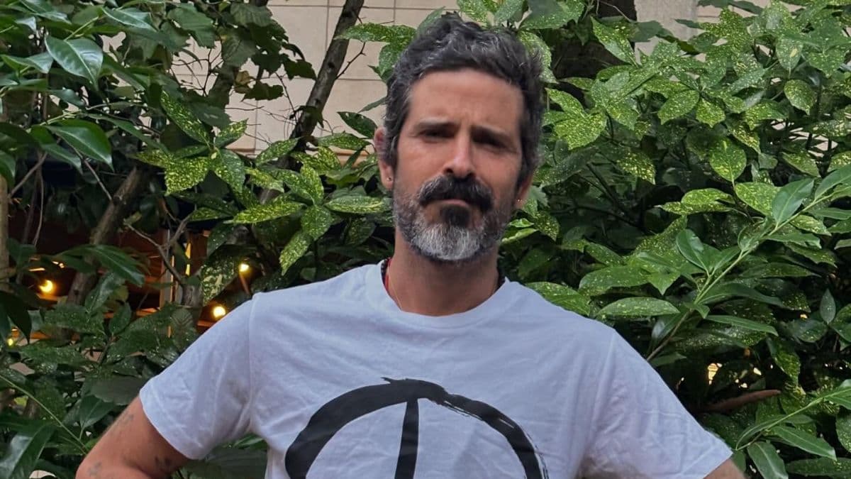 Devendra Banhart usando una playera blanca.