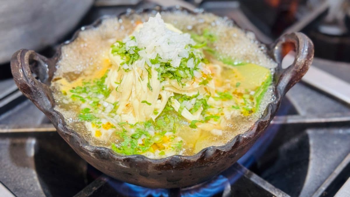 Caldo tlalpeño servido en un plato de barro en el festival del caldo en CDMX.