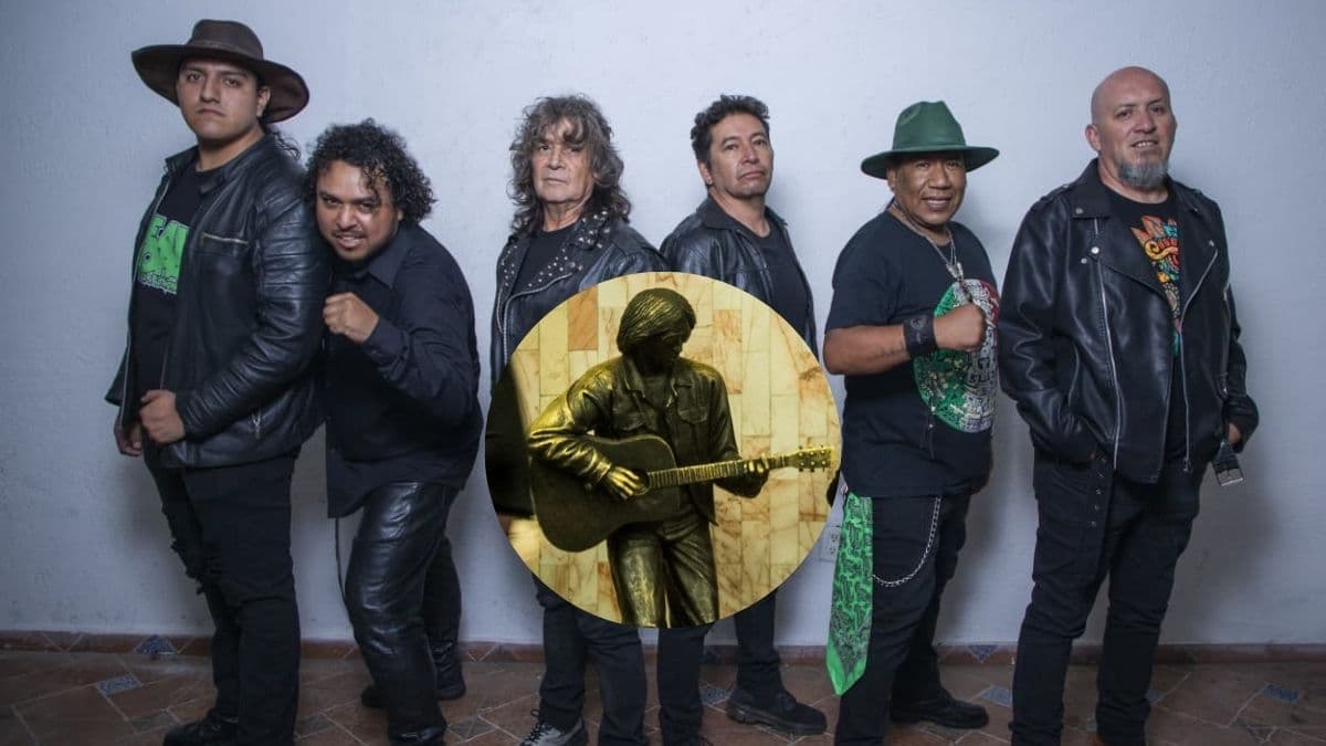 La banda Heavy Nopal junto a la estatua de Rockdrigo del Metro Balderas.