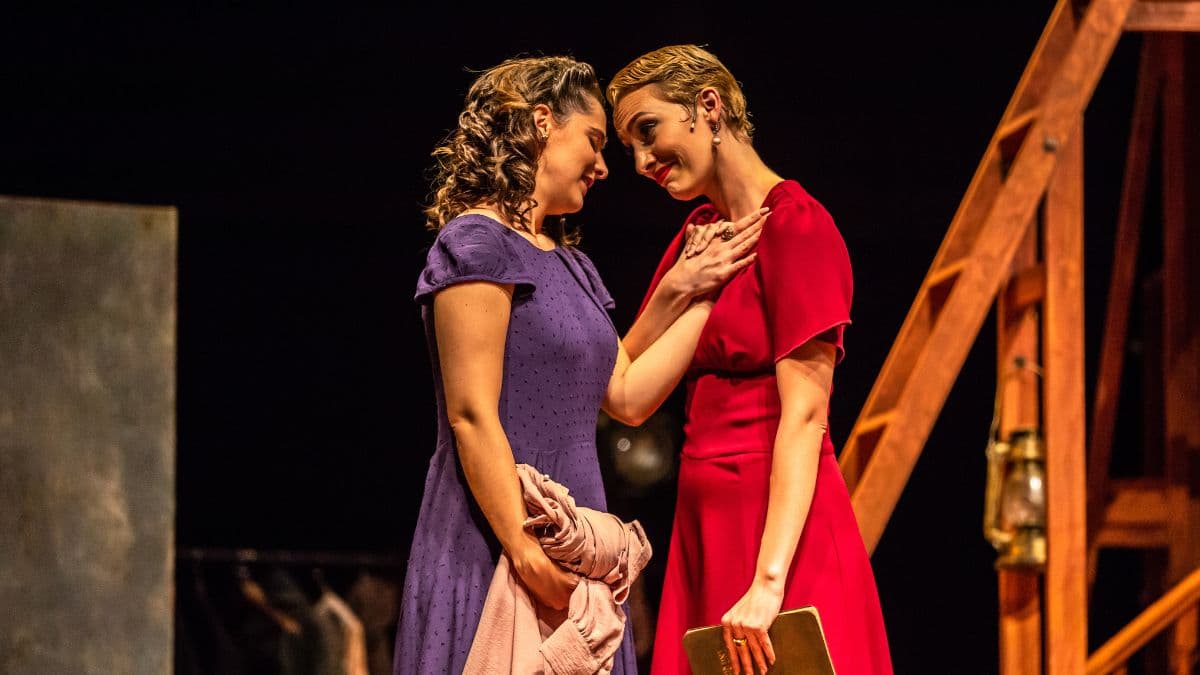 El primer beso lésbico del teatro revive en Indecente, última temporada en el Julio Castillo