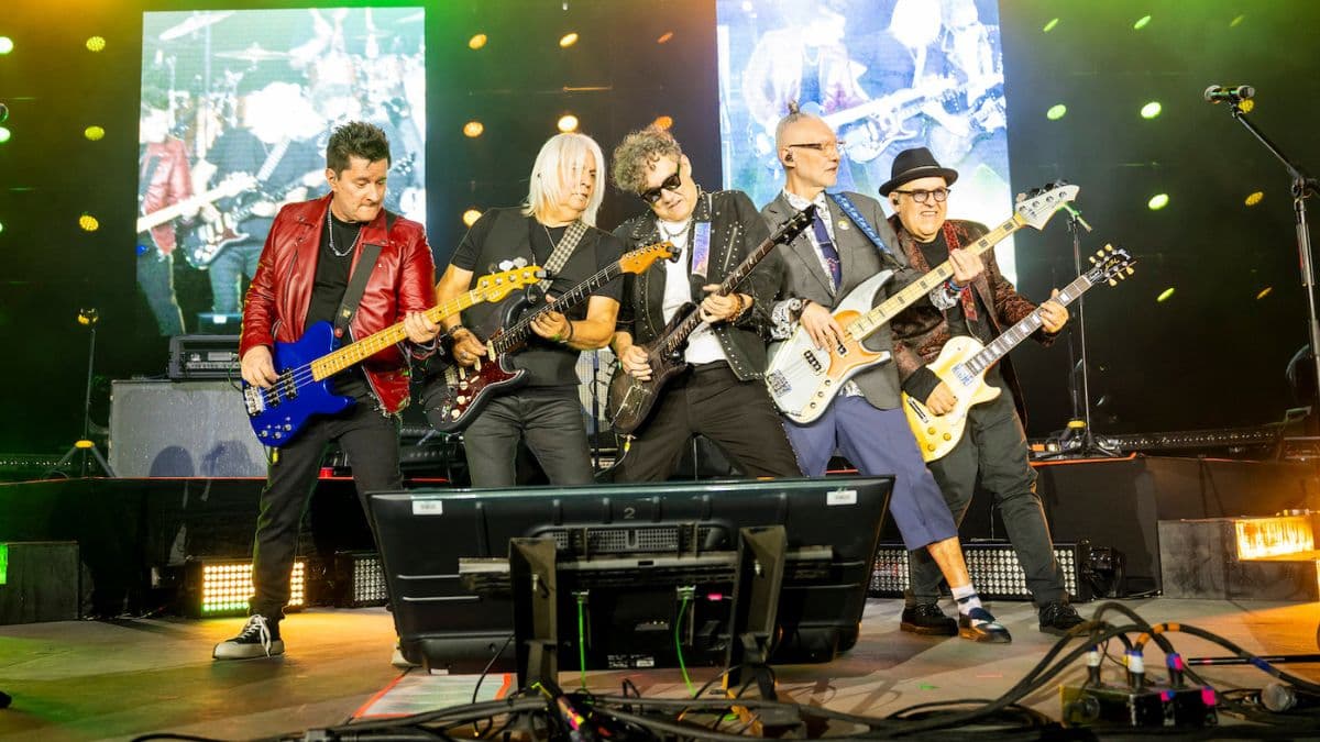 Sabo Romo y compañía en un concierto de Rock en tu idioma.