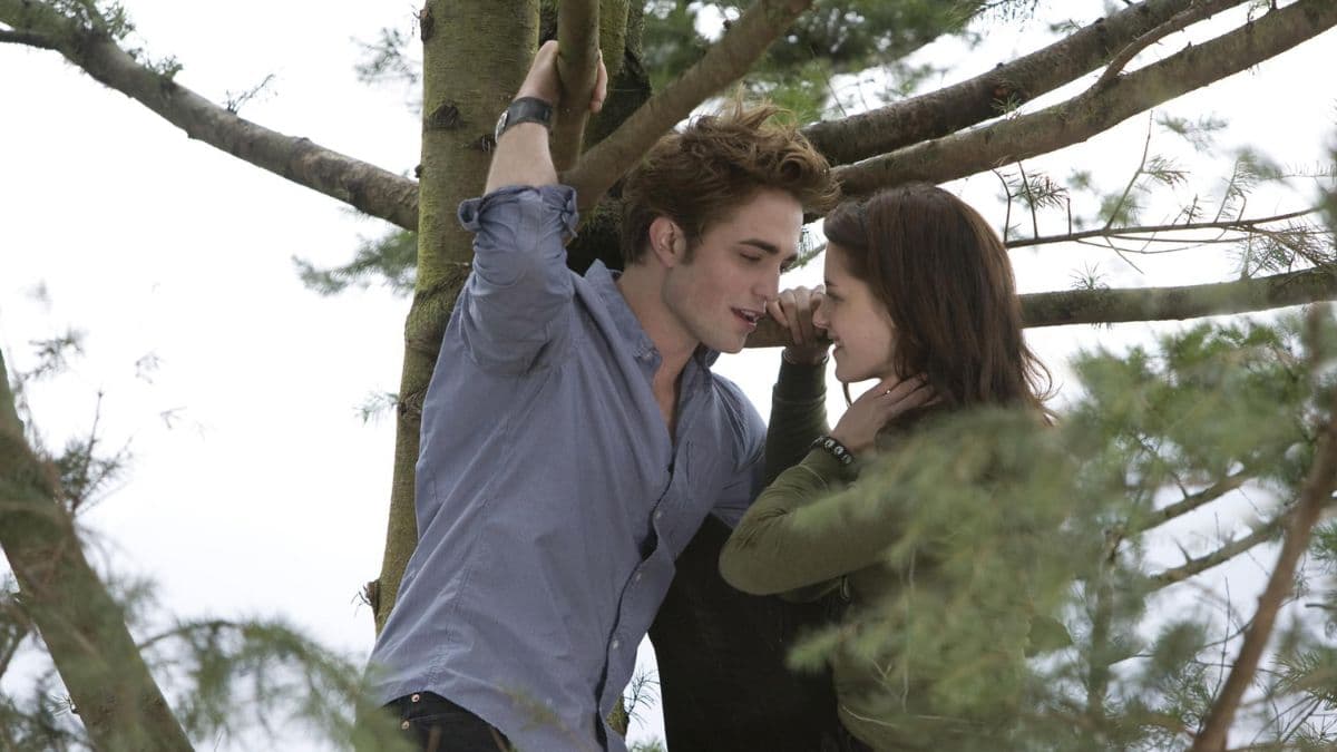 Robert Pattinson y Kristen Stewart en una escena de la saga de Crepúsculo.