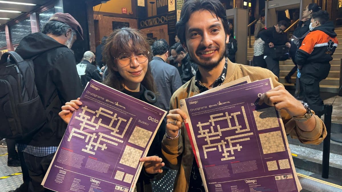 Participantes mostrando su periódico después de participar en el Código Secreto para ganar boletos del Corona Capital 2025.