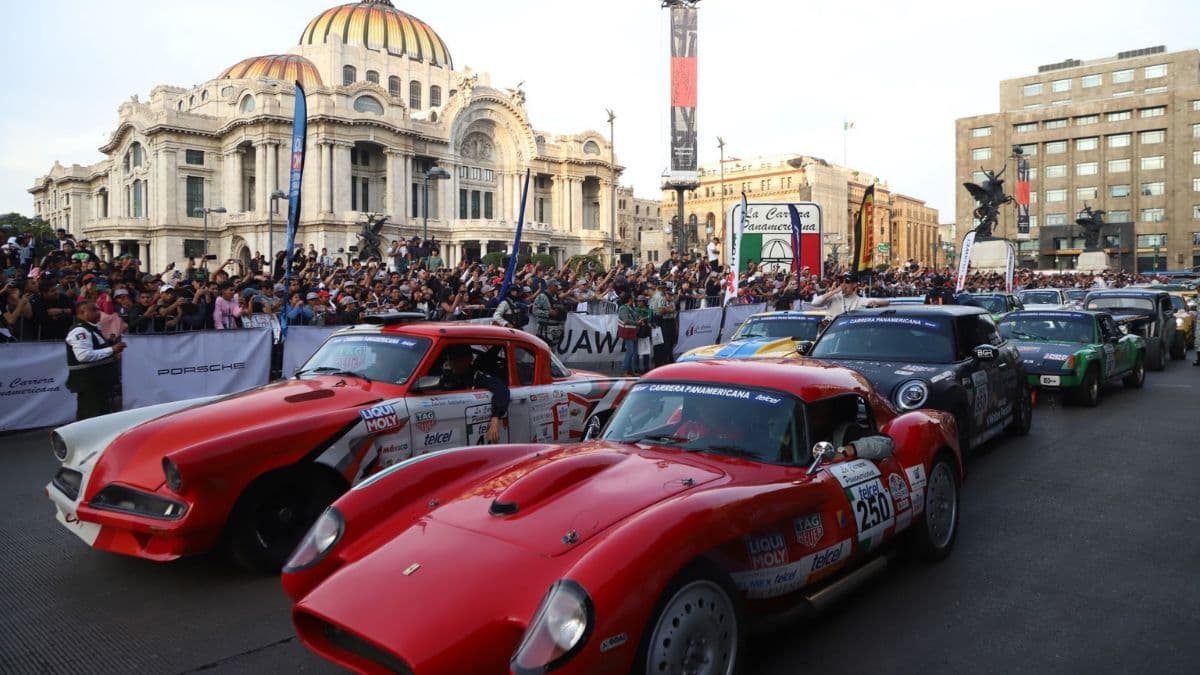 Autos de carrera pasando frente a Bellas Artes como parte de La Carrera Panamericana.