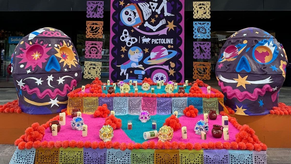 Ofrenda de Día de Muertos en Papalote Museo del Niño.