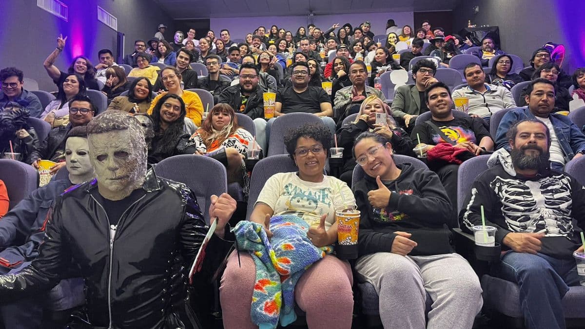 Personas en sala de cine del Centro Cultural Futurama por el Festival de Terror.
