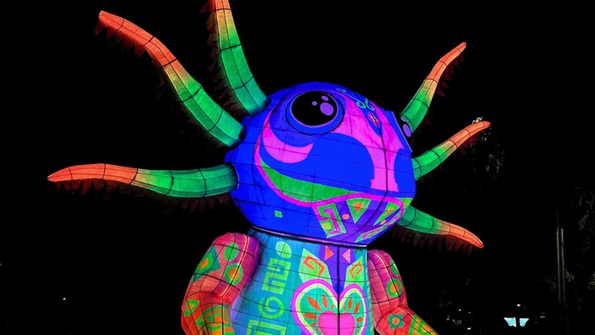 Escultura gigante de un axolote neón en el festival de luces Filux 2025.