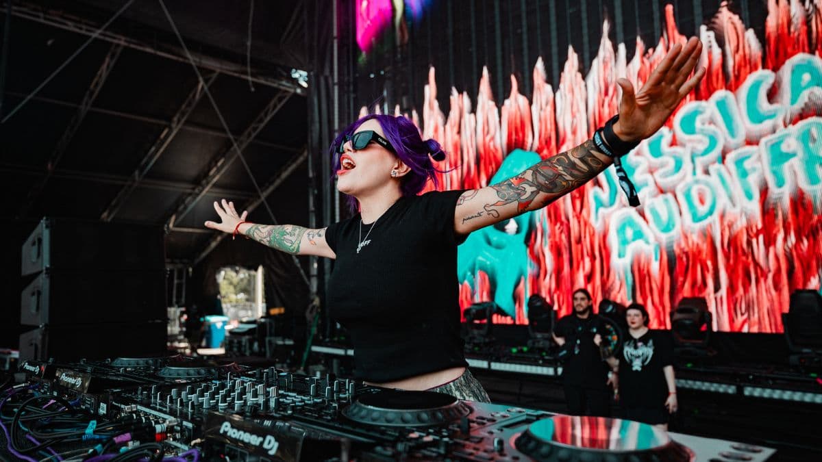 La DJ mexicana Jessica Audiffred mezclando en el Lollapalooza de Chicago.