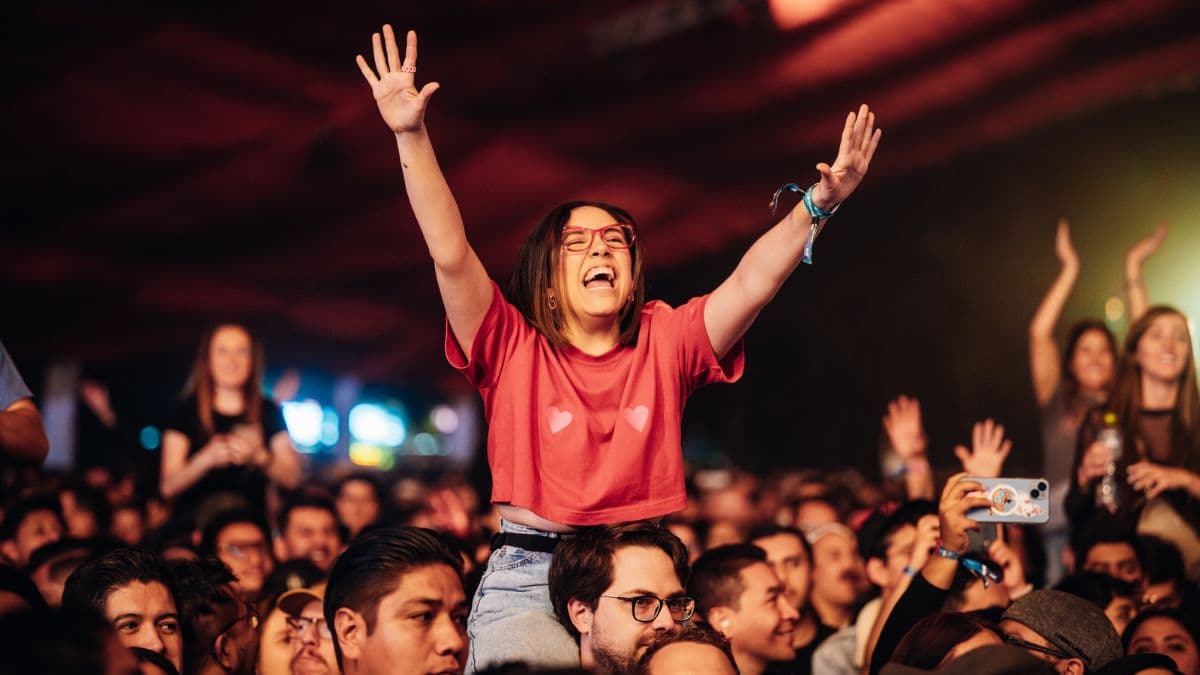 Asistente al Corona Capital, gritando y cantando.