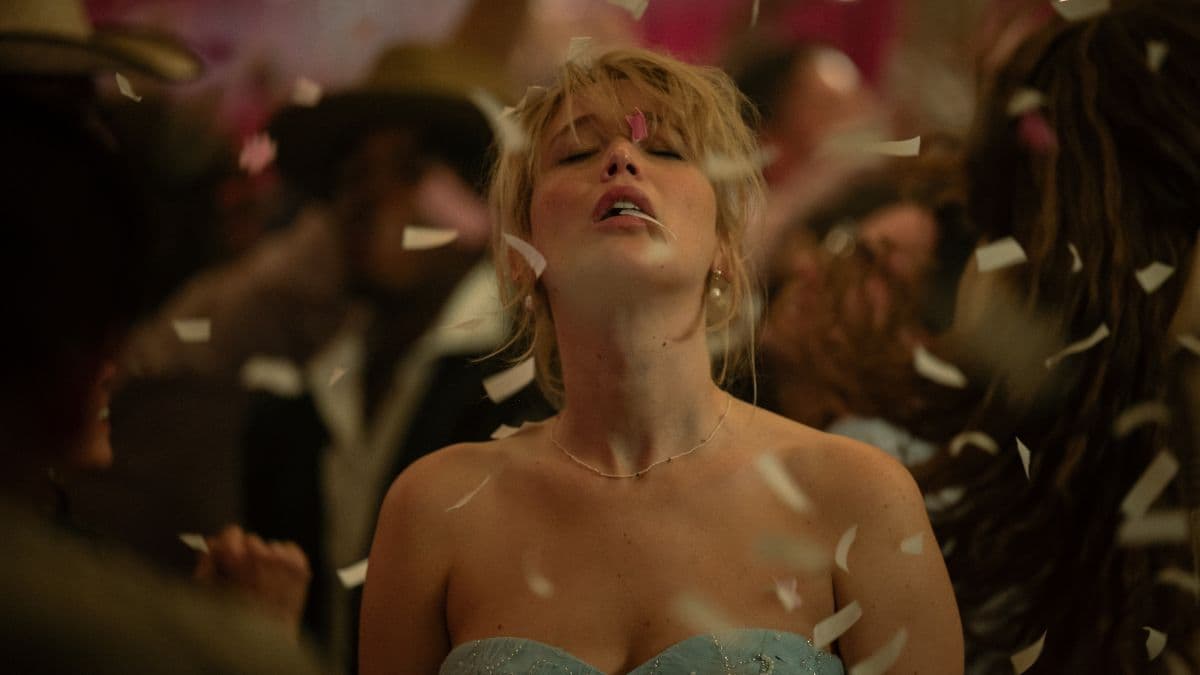 Still de Mátate, amor donde sale Jennifer Lawrence bailando en una fiesta.