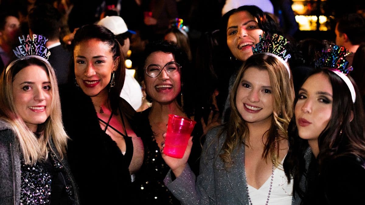 Mujeres celebrando el Año Nuevo 2026 en CDMX.