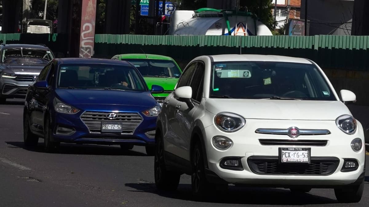 Vehículos circulan en Tlalnepantla