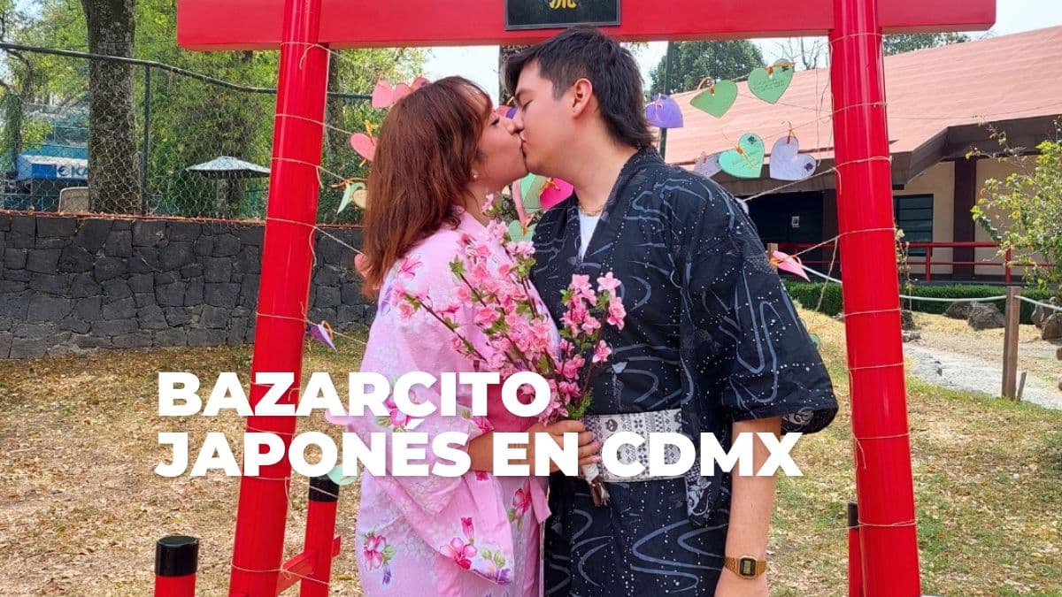 Pareja besándose y usando yukatas en el Bazarcito Japonés en CDMX.