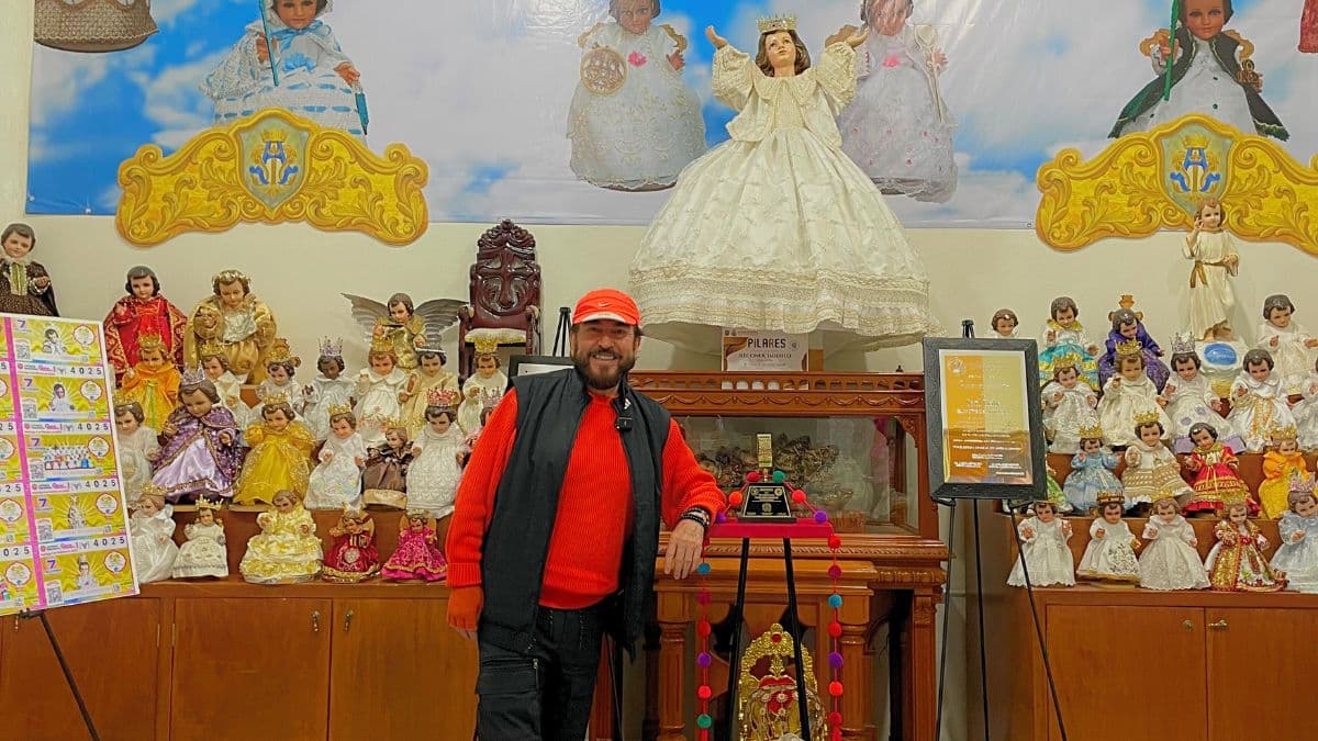 Saúl Uribe confecciona ropa para Niños Jesús en la calle de Talavera.