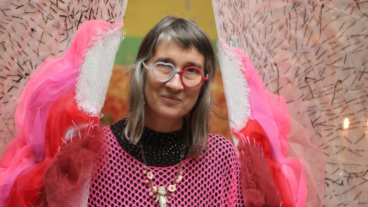 Retrato de Andrea Echeverri en su exposición de Salón ACME.