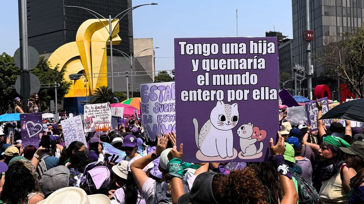 La CDMX se pintó de morado este 8M por miles de mujeres.