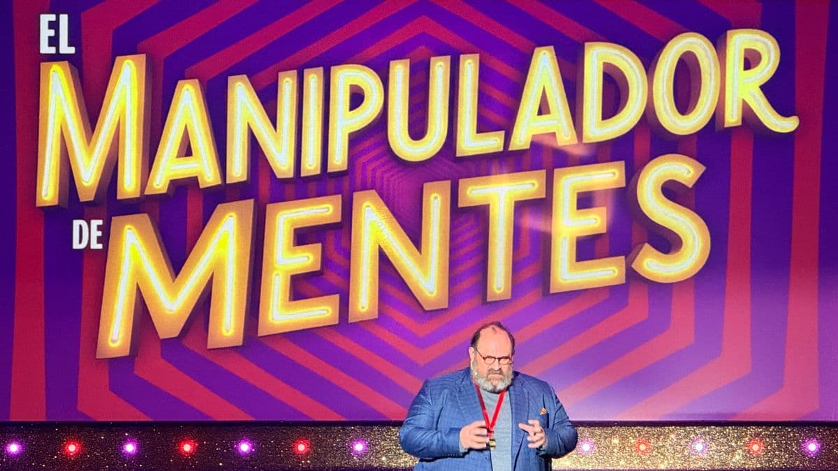 Daniel Haddad (Big Dan) interpreta al Mentalista en Mind Mangler, comedia de magia en CDMX