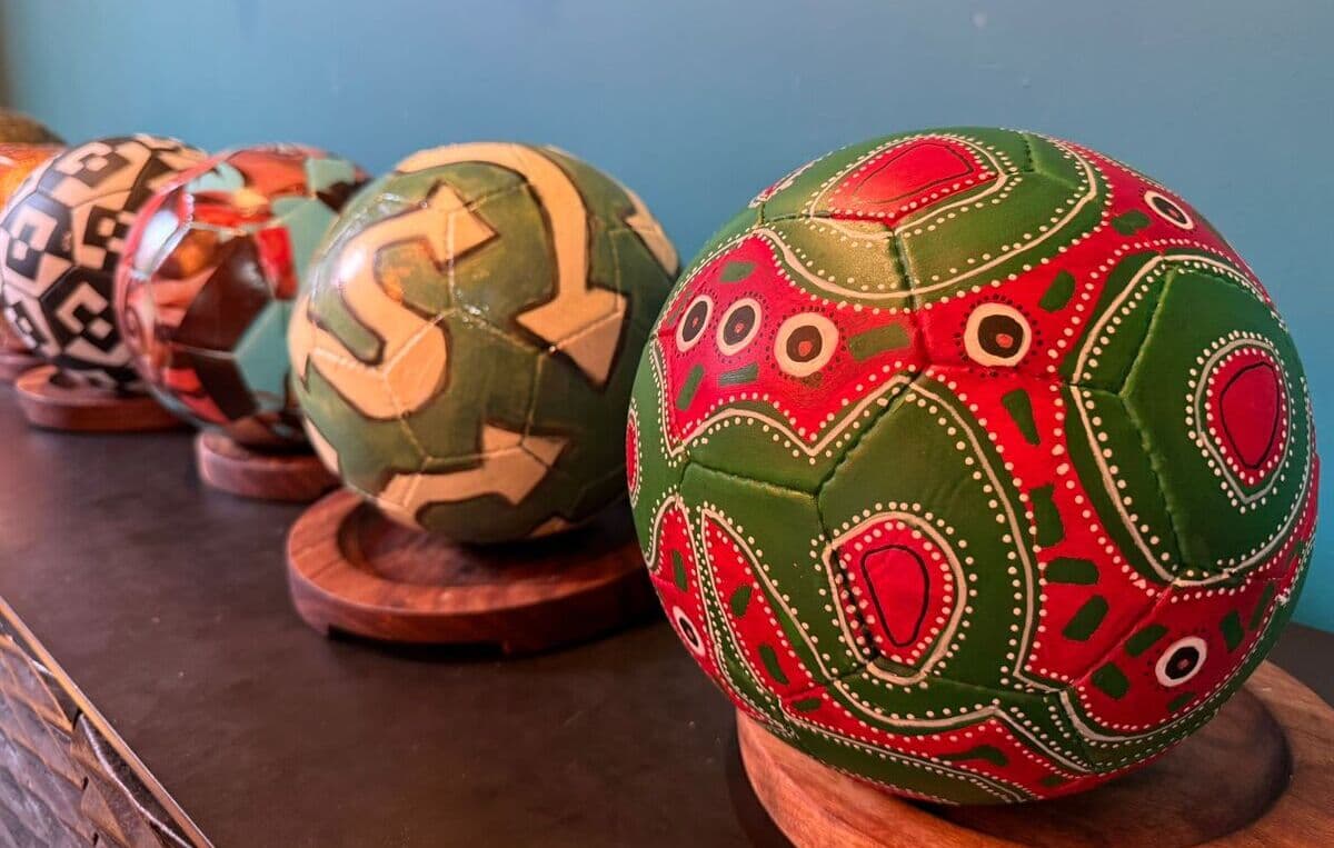 a-lot-of-balls-es-una-expo-con-100-balones-que-mezcla-futbol-y-arte