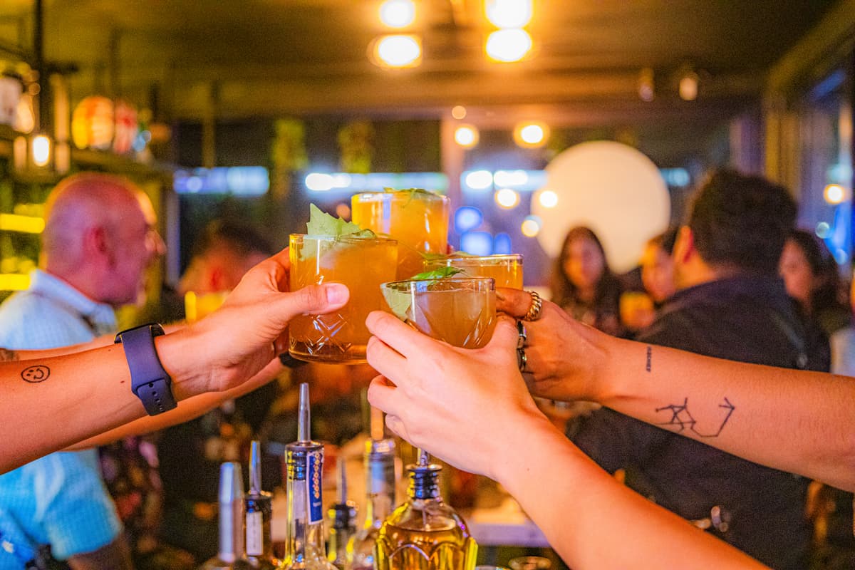 cocteles mixología employees only