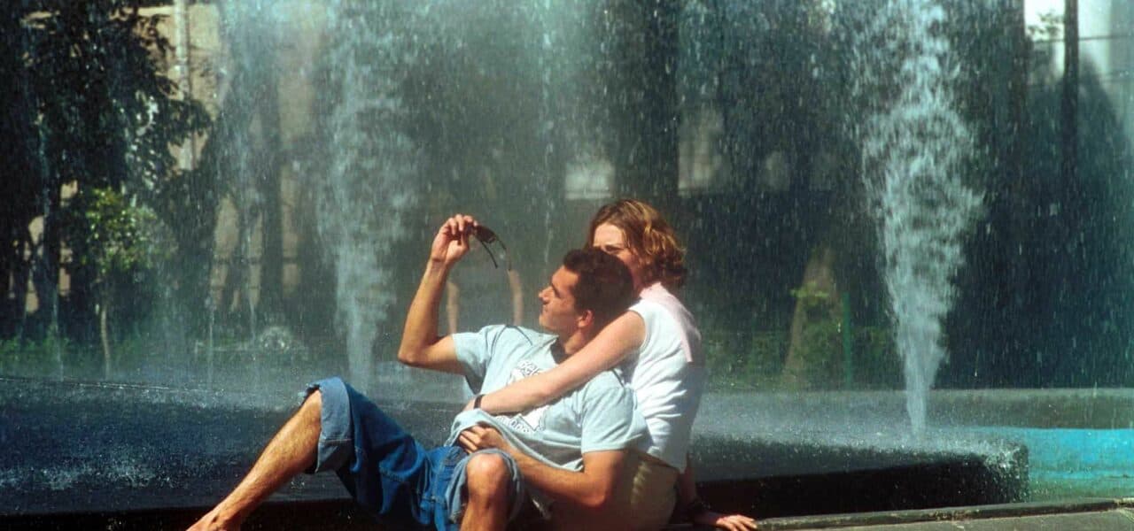 Dos personas en la Plaza Rio de Janeiro en la Colonia Roma. Foto: Oswaldo Ramirez/CUARTOSCURO.COM
