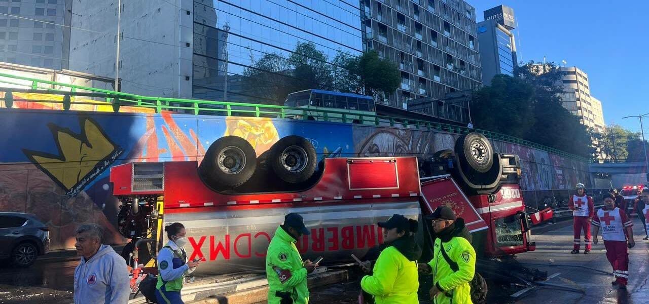 Vuelca camión de bomberos en CDMX