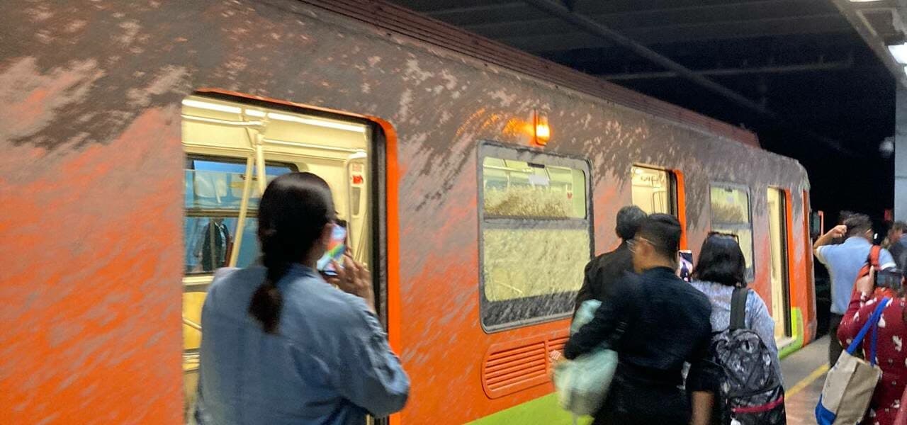 Filtración provoca caída de lodo sobre tren de la Línea 12 del Metro de CDMX