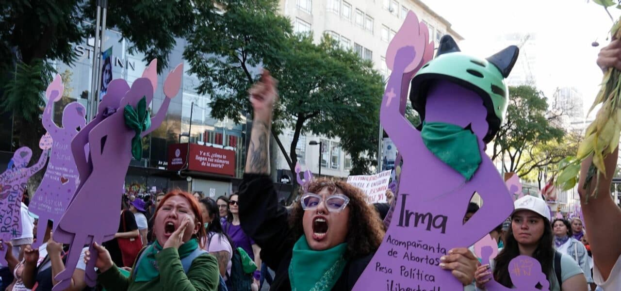 Decenas de mujeres protestan en la Glorieta de las Mujeres en la CDMX.