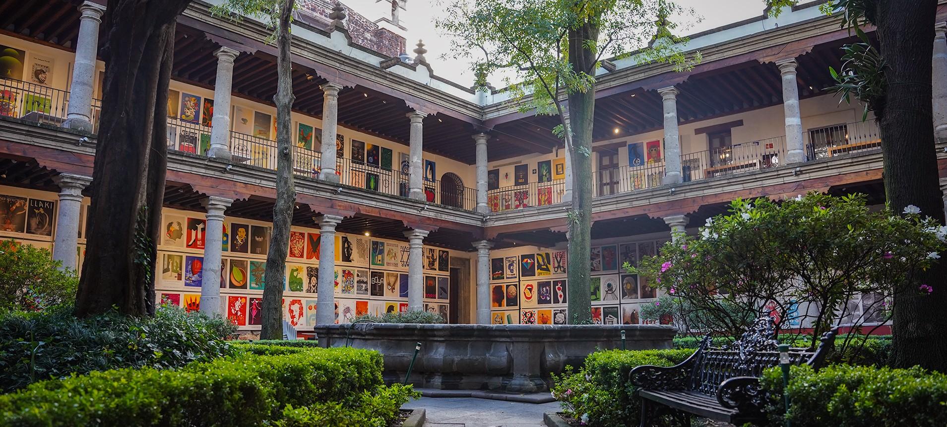 Fotografía del interior del Museo Franz Mayer durante la exposición Bineal Internacional de Cartel en México