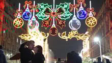 Zócalo CDMX se ilumina con el alumbrado navideño 2025 | FOTOS