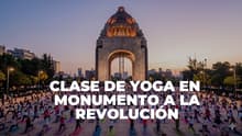 Clase masiva de yoga gratis en el Monumento a la Revolución