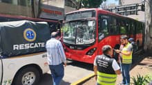 Chocan dos unidades de Metrobús en Insurgentes; hay 16 personas lesionadas