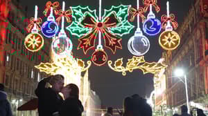 Zócalo de CDMX se ilumina con el alumbrado navideño 2025 | FOTOS