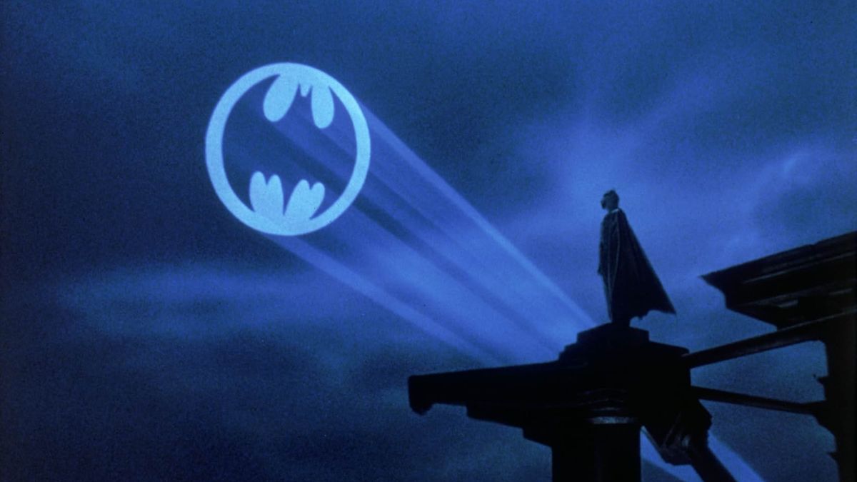 ¡Santo espectáculo! Así podrás ver la Batiseñal durante el Batman Day 2025, será gratis