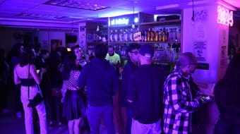 Baile, tragos y fiesta: Planes para disfrutar los bares de CDMX por $100 o menos