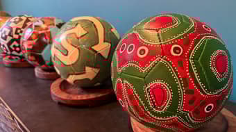 Una expo con 100 balones y muchas bolas mezcla el futbol y el arte