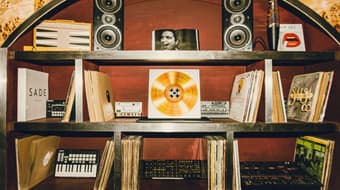 Ruido: Un oasis multigeneracional con vinilos