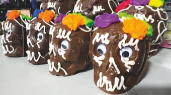 Calaveritas de chocolate: el dulce oficio que acompaña las ofrendas de Día de Muertos en la CDMX