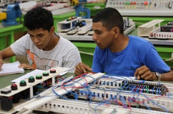 Nuevo Bachillerato Nacional dará certificado en carreras técnicas:  IA, e-commerce, robótica y más