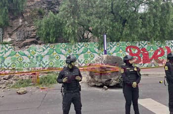 Cae roca de 2.5 metros del Cerro del Tepeyac en la GAM: hay un lesionado