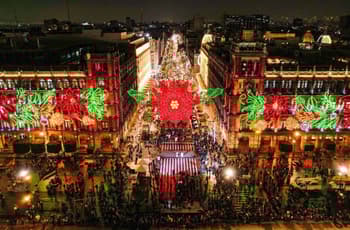 ¡Nochebuenas, campanas y esferas! Así será el alumbrado navideño en el Zócalo 2025 (FOTOS)
