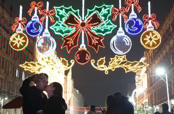 Zócalo de CDMX se ilumina con el alumbrado navideño 2025 | FOTOS