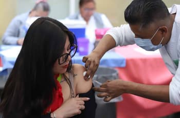 La odisea de la vacuna contra el sarampión en CDMX: hay largas filas y las dosis se agotan