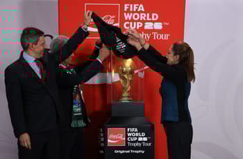 A 100 días de que ruede el balón, Sheinbaum levanta la Copa del Mundo